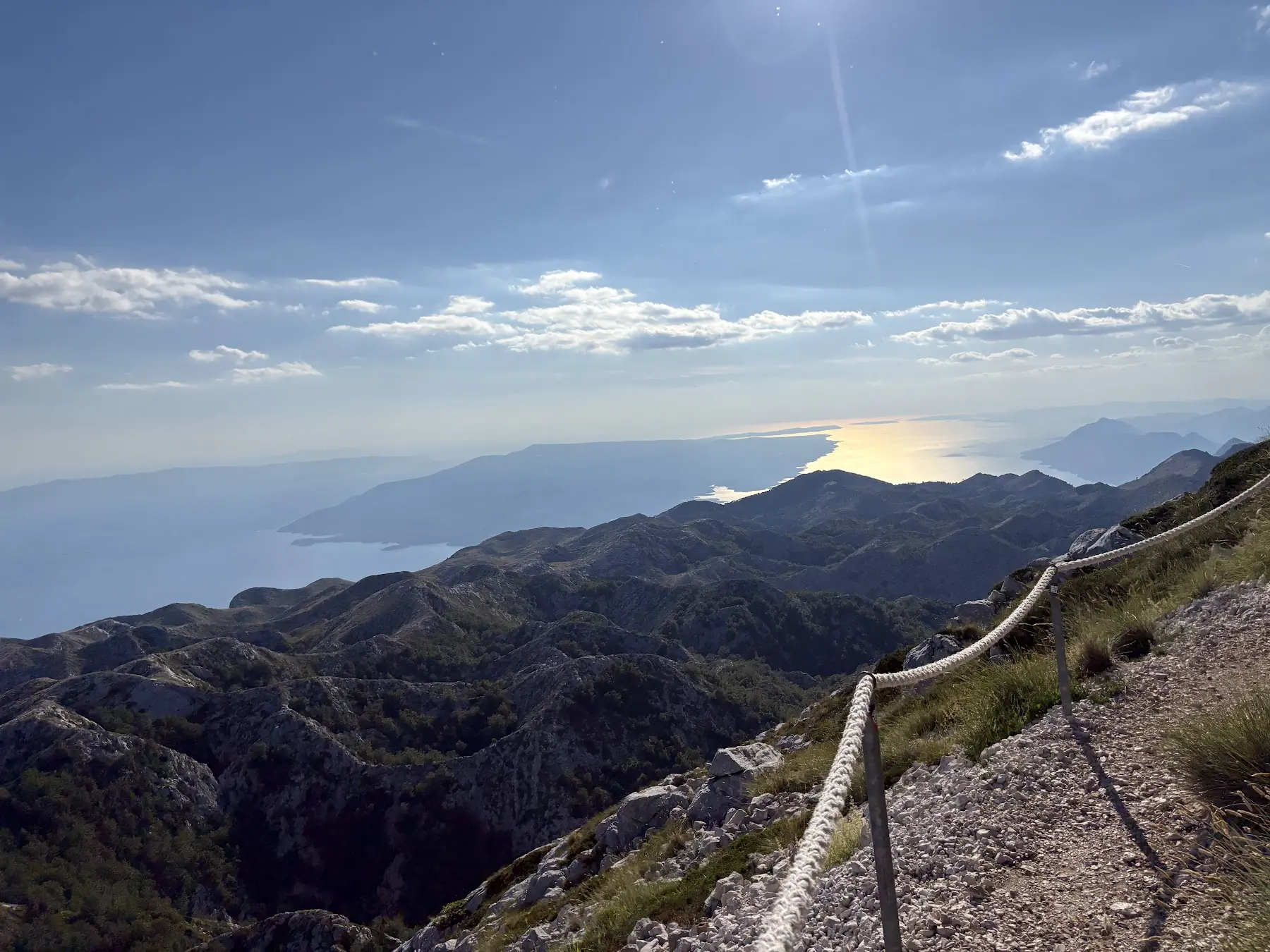 Pokojný pohľad na horský horizont a more