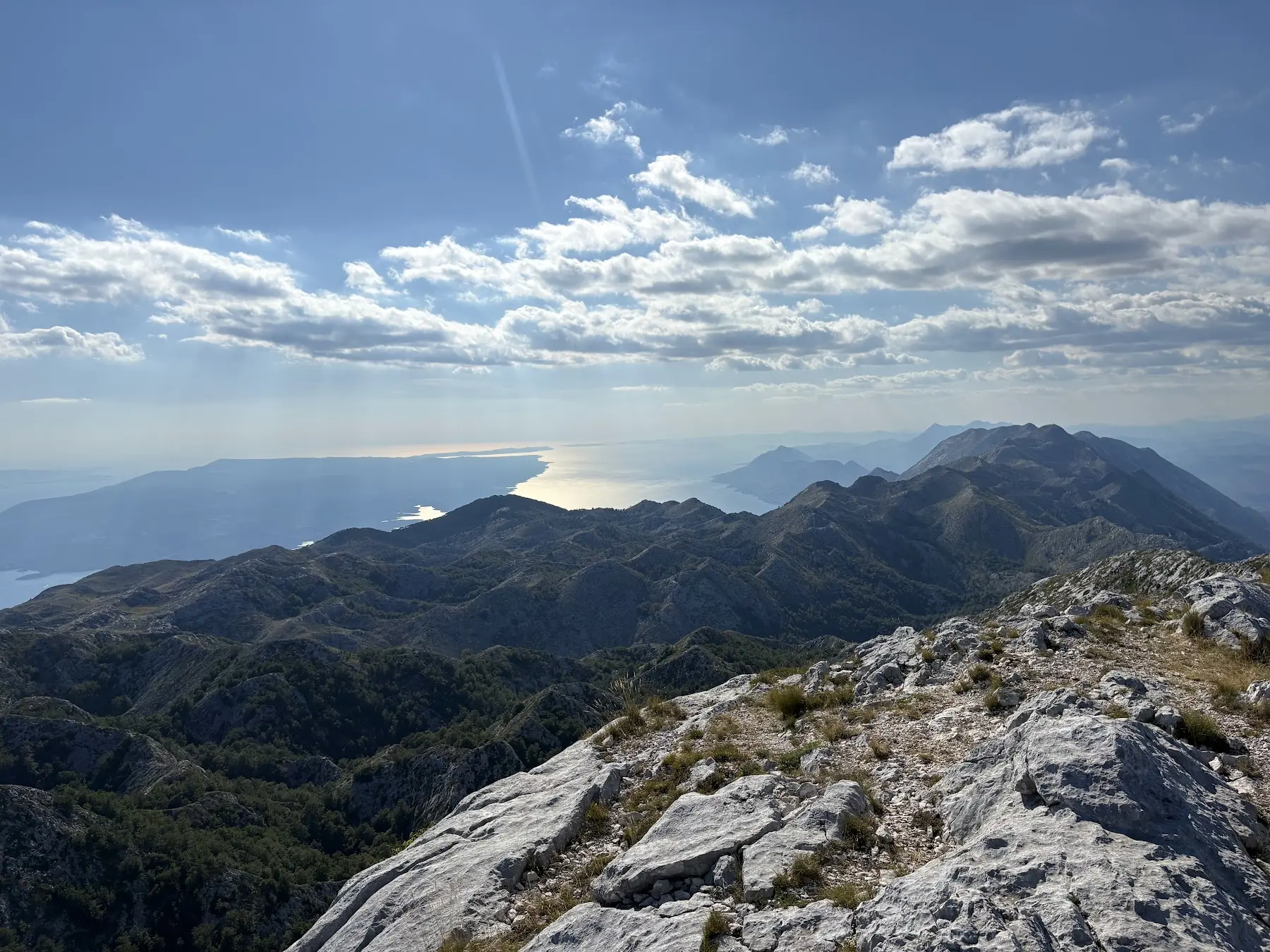 Široký horský horizont nad morom v pokojnom svetle